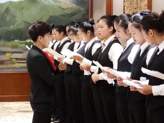 专业会服礼仪培训 从坐姿到电梯服务的全面指南